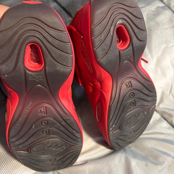 Reebok Red Sneakers with High-Top Design and Shiny Black Accents - Picture 6 of 8